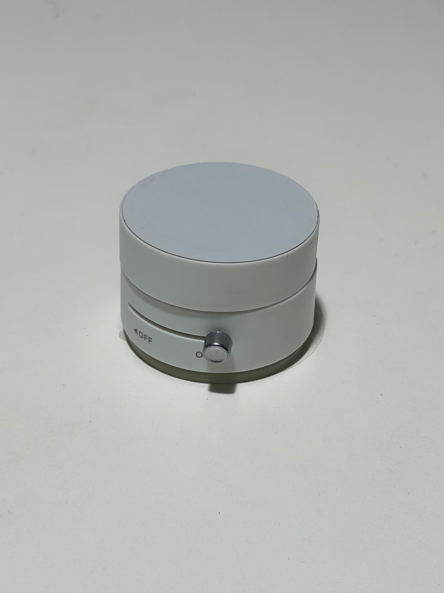 Magnetic Vacuum Suction Phone Stand  真空吸附磁吸手机支架